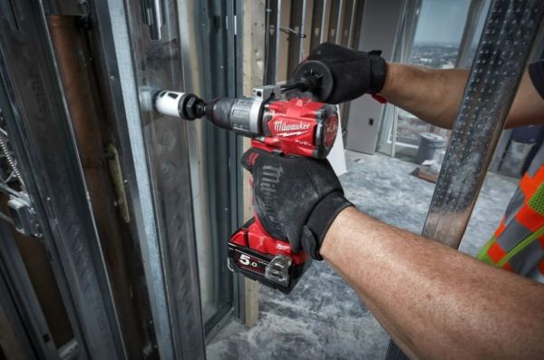 Дриль-шуруповерт акумуляторний M18FDD2-402C крутий. мом.135 Нм MILWAUKEE