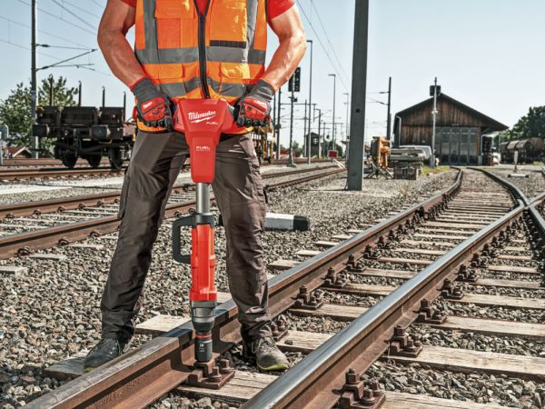 Гайкокрут залізничний акумуляторний 1'' (2000 Нм) MILWAUKEE M18 FHIWF1R-0C (каркас)