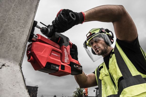 Каска захисна BOLT100 невентильована для промислового альпінізму біла MILWAUKEE