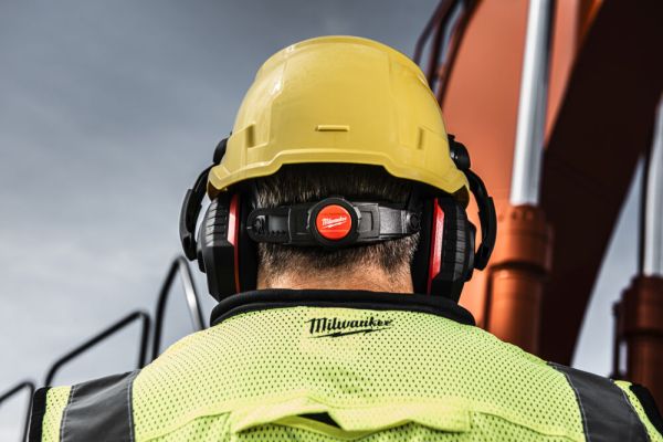 Каска захисна BOLT100 вентильована для промислового альпінізму жовта MILWAUKEE