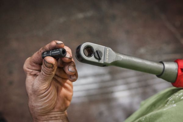 Акумуляторний безщітковий кутовий гайковерт - тріскачка M12 FPTR-0 крутний момент 81Nm MILWAUKEE (+ гнізда, адаптери для ковалда