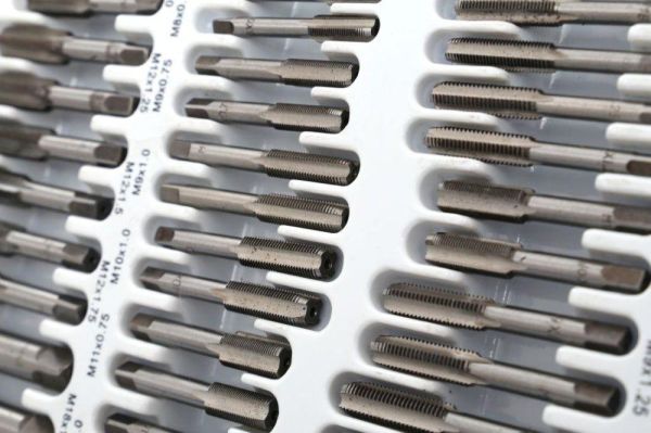 Набір плашок, мітчиків і калібраторів TAGRED TA4016, 110 шт