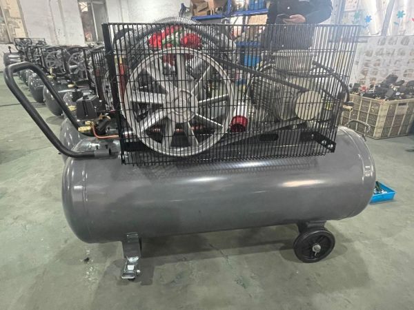 Поршневий компресор MAST VA90/200L 400