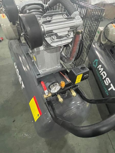 Поршневий компресор MAST VA90/200L 400