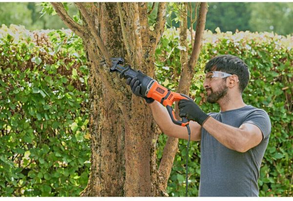 Пила шабельна мережева BLACK+DECKER BES301