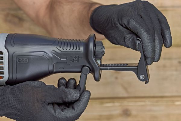 Пила шабельна мережева BLACK+DECKER BES301K