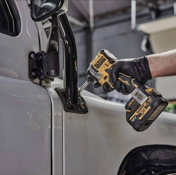 Набір з двох інструментів безщіткових DeWALT DCK2050E2T