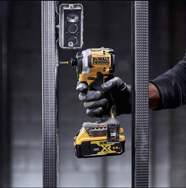 Набір з двох інструментів безщіткових DeWALT DCK2050E2T