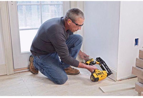 Пістолет цвяхозабивний акумуляторний безщітковий DeWALT DCN662D2