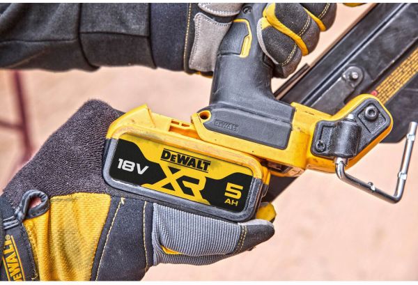 Пістолет цвяхозабивний акумуляторний безщітковий DeWALT DCN930N