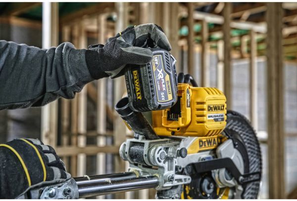 Пила торцювальна акумуляторна безщіткова DeWALT DCS727T2