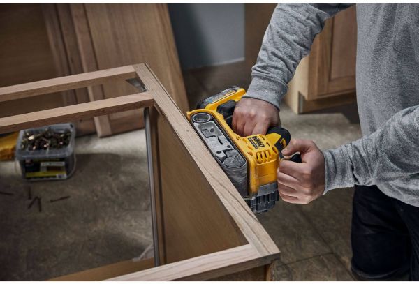 Шліфмашина стрічкова акумуляторна безщіткова DeWALT DCW220N
