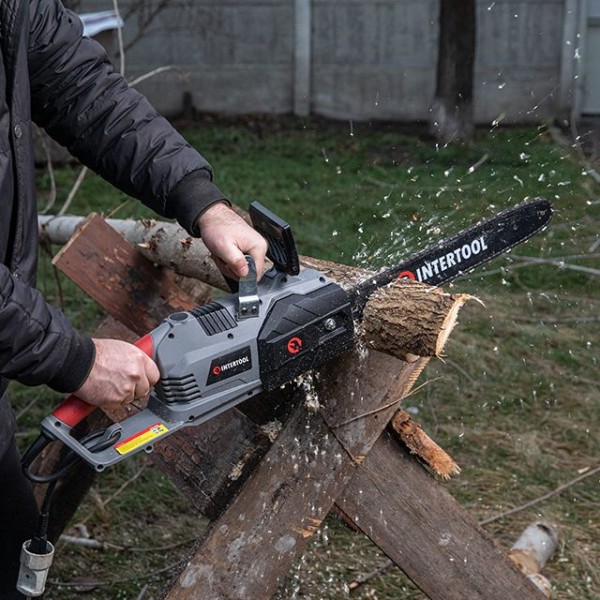 Пила ланцюгова електрична 2400 Вт, шина 40 см, плавний пуск, прямий двигун INTERTOOL DT-2204