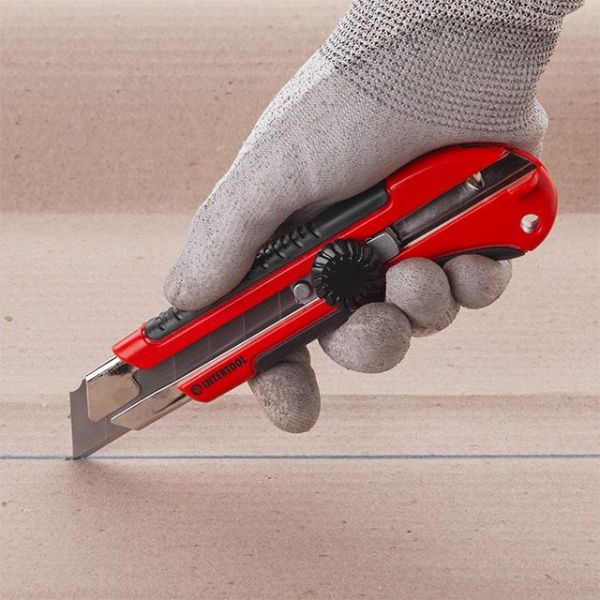 Ніж з металевою напрямною під лезо 25 мм, прогумоване руків'я INTERTOOL HT-0526