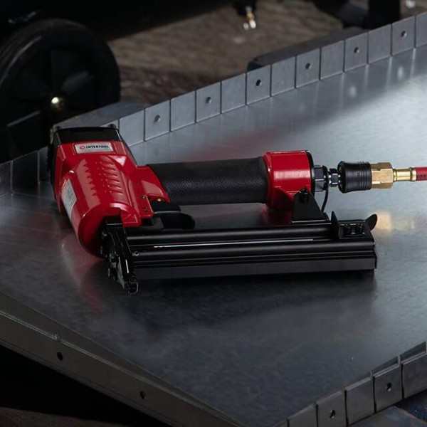 Степлер пневматичний для цвяхів від 15 до 50 мм INTERTOOL PT-1603