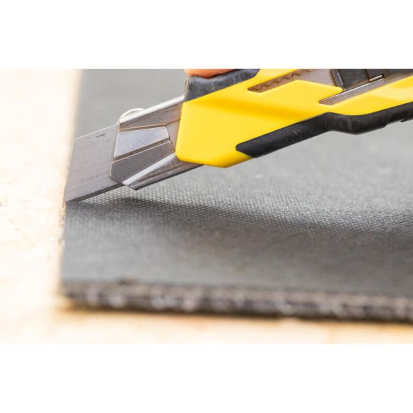 Ніж c висувним лезом шириною 18 мм, що фіксується STANLEY STHT10270-0