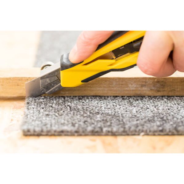 Ніж c висувним лезом шириною 18 мм, що фіксується STANLEY STHT10270-0