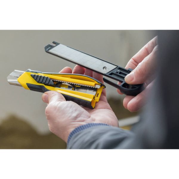 Ніж c висувним лезом шириною 18 мм, що фіксується STANLEY STHT10270-0