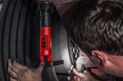 Ліхтар світлодіодний акумуляторний з рухомою головкою MILWAUKEE, L4 SL550-301