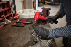 Молоток безынерционный с шаровидным бойком 450 гр MILWAUKEE