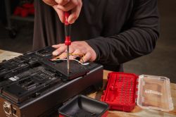 Набір прецизійних викруток 39 предметів, з бітами у футлярі MILWAUKEE, пластиковий кейс